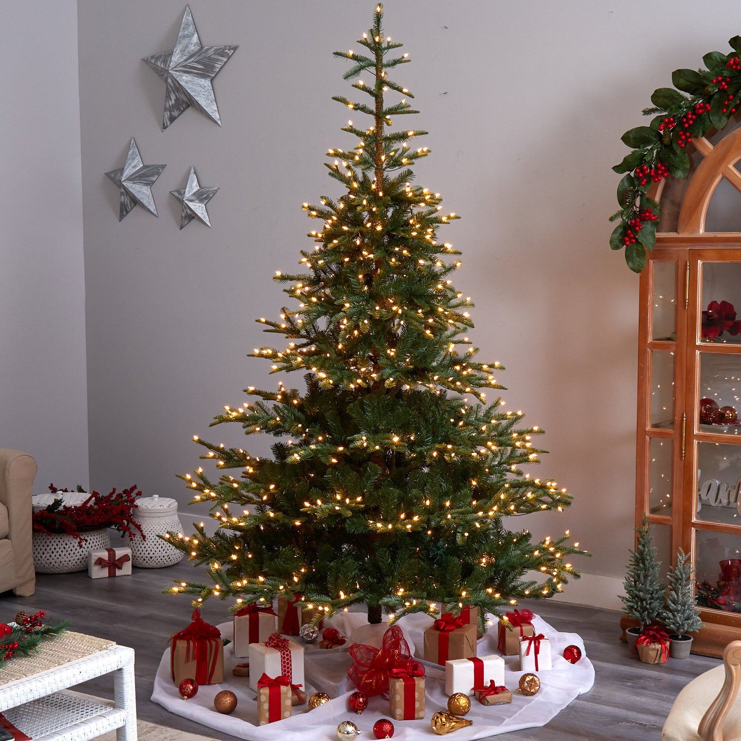 8’ Layered Washington Spruce Christmas Tree with 650 Clear Lights and 1561 Bendable Branches